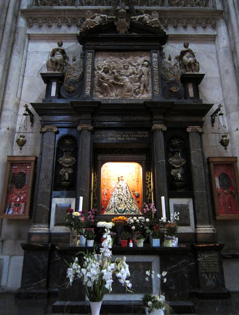 Magi Altar with Jewellery Madonna